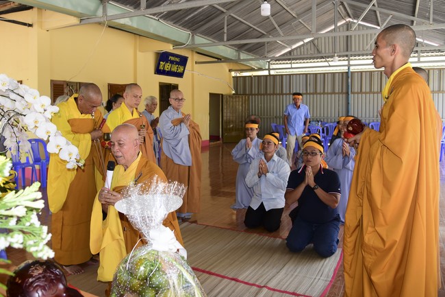 Chanting sutra, praying for rebirth of the spirit at Vinh Nghiem Pagoda
